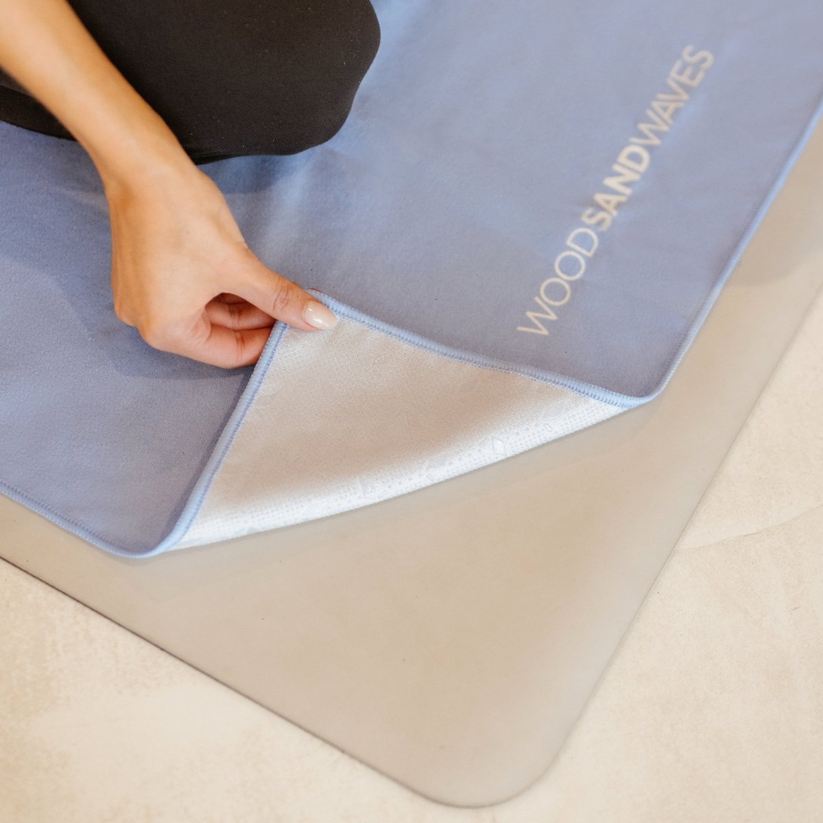Airy Blue - Rutschfestes Yoga - Handtuch mit Silikon - Noppen - woodsandwaves.co