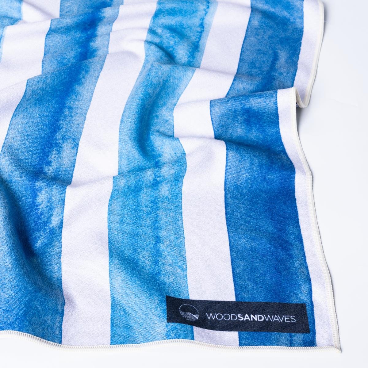 Aqua Stripes - Schnelltrocknendes Reise - und Strandtuch mit Geheimfach - woodsandwaves.co