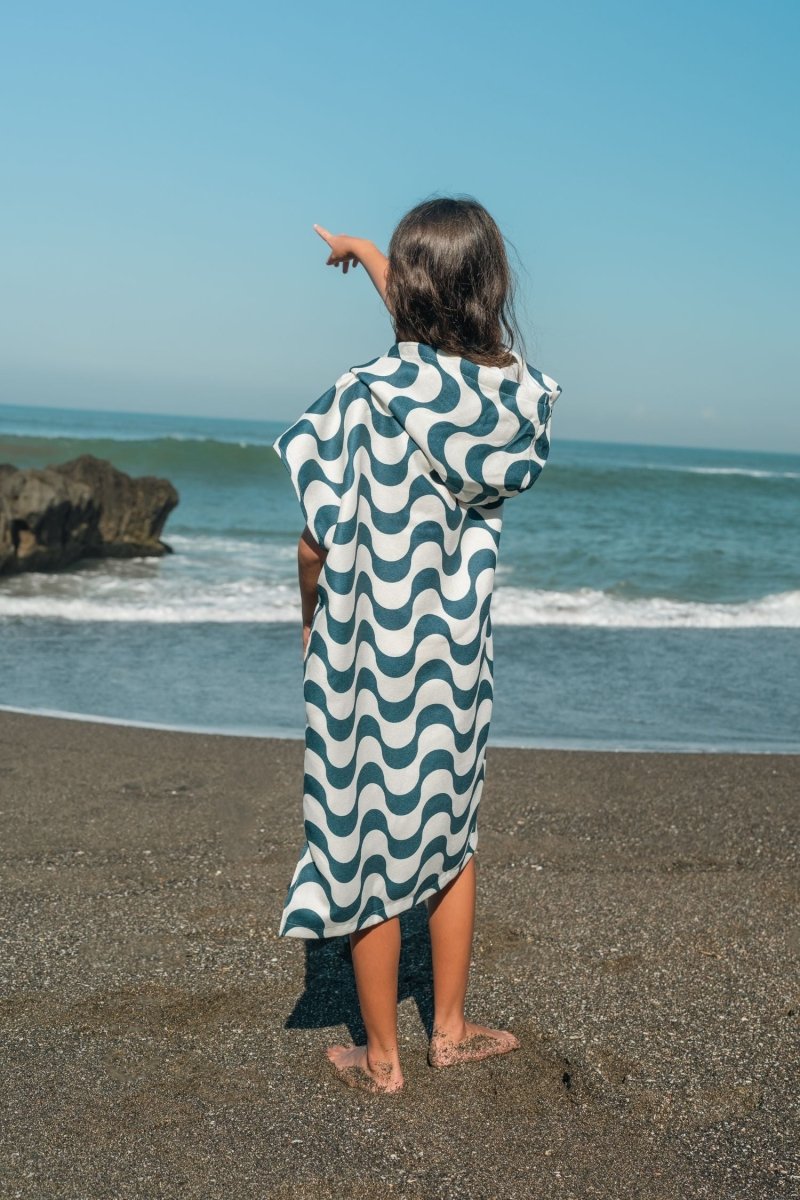Badeponcho für Kinder (120cm - 150cm) - sanft zur Haut & extra schnell wieder trocken - aus Premium Mikrofaser - Copacabana - (ca. 6 - 12 Jahre) - woodsandwaves.co