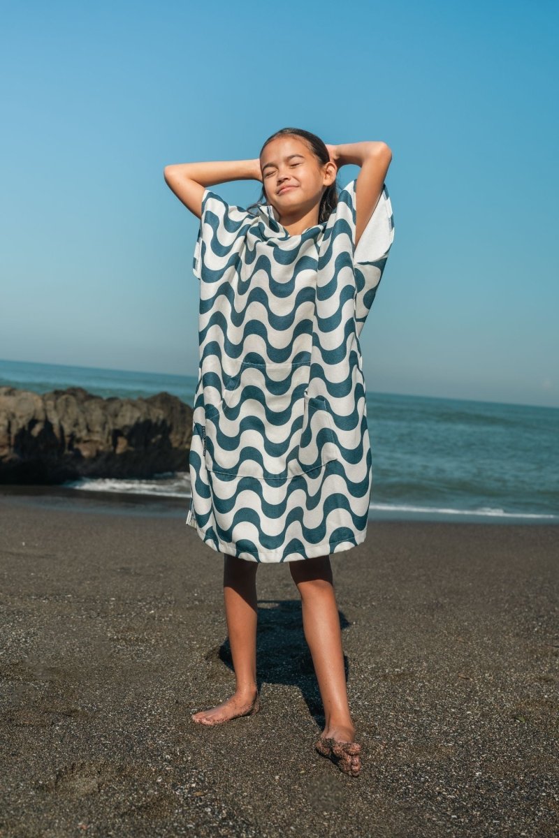 Badeponcho für Kinder (120cm - 150cm) - sanft zur Haut & extra schnell wieder trocken - aus Premium Mikrofaser - Copacabana - (ca. 6 - 12 Jahre) - woodsandwaves.co
