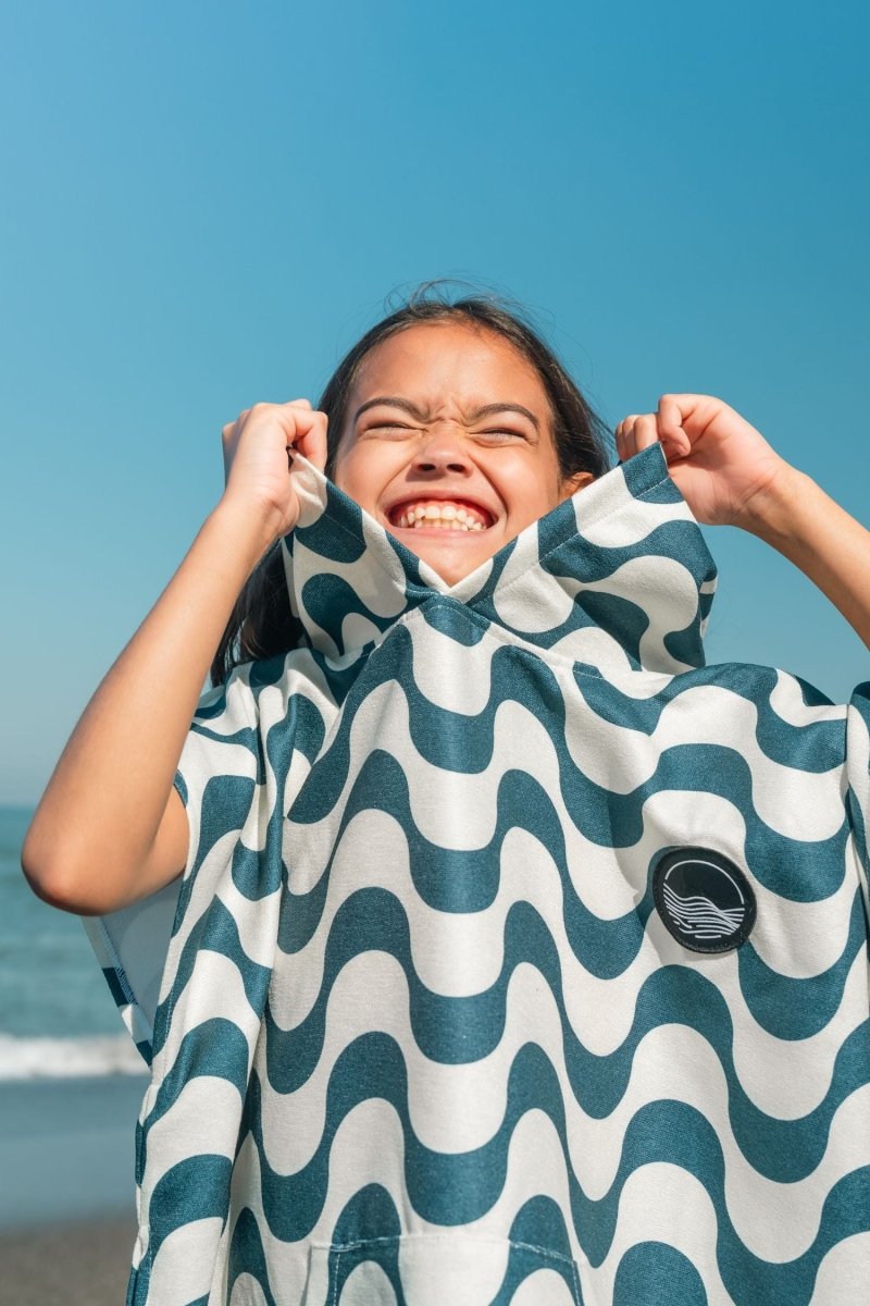 Badeponcho für Kinder (120cm - 150cm) - sanft zur Haut & extra schnell wieder trocken - aus Premium Mikrofaser - Copacabana - (ca. 6 - 12 Jahre) - woodsandwaves.co