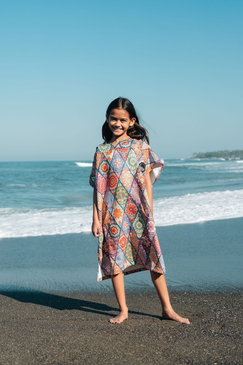 Badeponcho für Kinder (120cm - 150cm) - sanft zur Haut & extra schnell wieder trocken - aus Premium Mikrofaser - Mosaics - (ca. 6 - 12 Jahre) - woodsandwaves.co