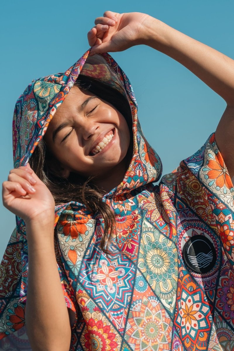 Badeponcho für Kinder (120cm - 150cm) - sanft zur Haut & extra schnell wieder trocken - aus Premium Mikrofaser - Mosaics - (ca. 6 - 12 Jahre) - woodsandwaves.co
