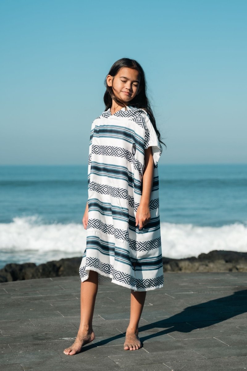 Badeponcho für Kinder (120cm - 150cm) - sanft zur Haut & extra schnell wieder trocken - aus Premium Mikrofaser - Nomad Teal - (ca. 6 - 12 Jahre) - woodsandwaves.co
