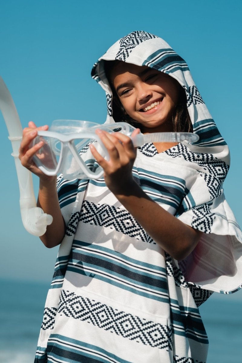 Badeponcho für Kinder (120cm - 150cm) - sanft zur Haut & extra schnell wieder trocken - aus Premium Mikrofaser - Nomad Teal - (ca. 6 - 12 Jahre) - woodsandwaves.co