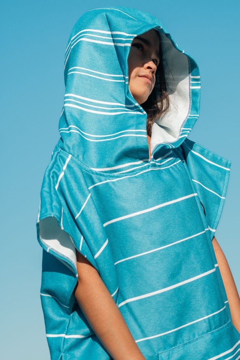 Badeponcho für Kinder (120cm - 150cm) - sanft zur Haut & extra schnell wieder trocken - aus Premium Mikrofaser - Ocean Lines - (ca. 6-12 Jahre) - woodsandwaves.co