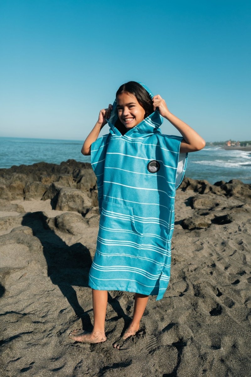 Badeponcho für Kinder (120cm - 150cm) - sanft zur Haut & extra schnell wieder trocken - aus Premium Mikrofaser - Ocean Lines - (ca. 6-12 Jahre) - woodsandwaves.co