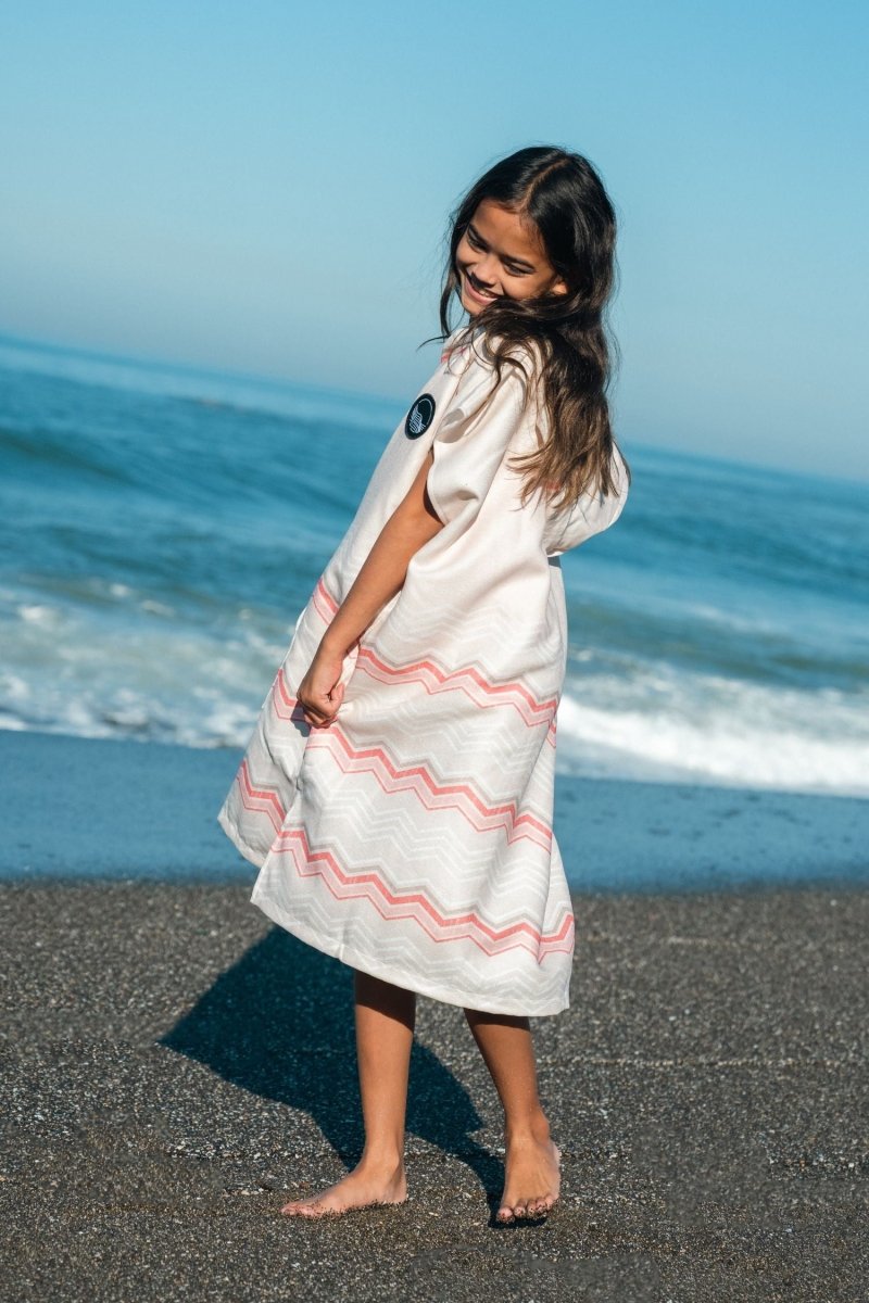 Badeponcho für Kinder (120cm - 150cm) - sanft zur Haut & extra schnell wieder trocken - aus Premium Mikrofaser - Soft Horizon - (ca. 6 - 12 Jahre) - woodsandwaves.co