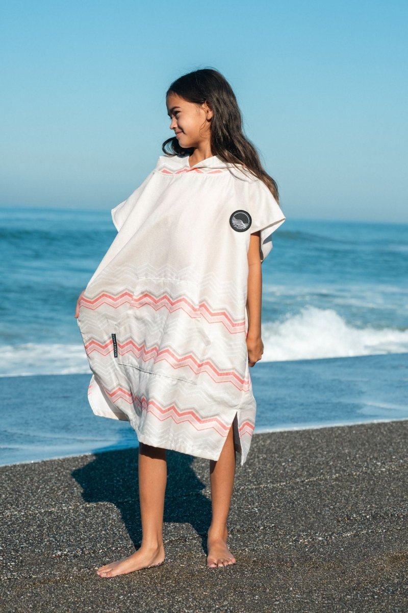 Badeponcho für Kinder (120cm - 150cm) - sanft zur Haut & extra schnell wieder trocken - aus Premium Mikrofaser - Soft Horizon - (ca. 6 - 12 Jahre) - woodsandwaves.co