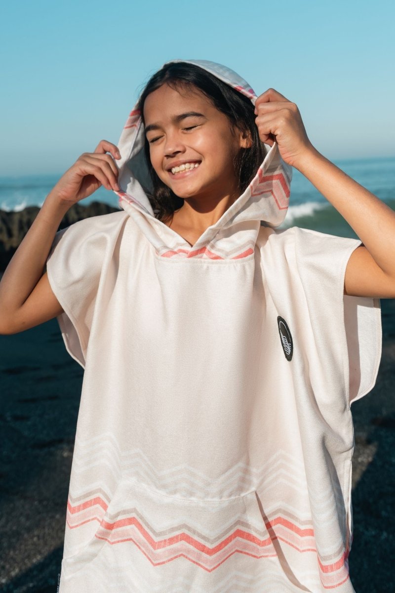 Badeponcho für Kinder (120cm - 150cm) - sanft zur Haut & extra schnell wieder trocken - aus Premium Mikrofaser - Soft Horizon - (ca. 6 - 12 Jahre) - woodsandwaves.co