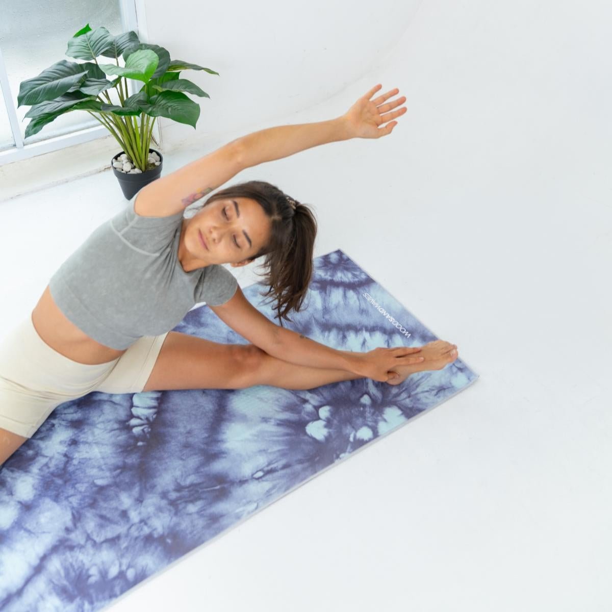 Batik Balance - Rutschfestes Yoga - Handtuch mit Silikon - Noppen - woodsandwaves.co