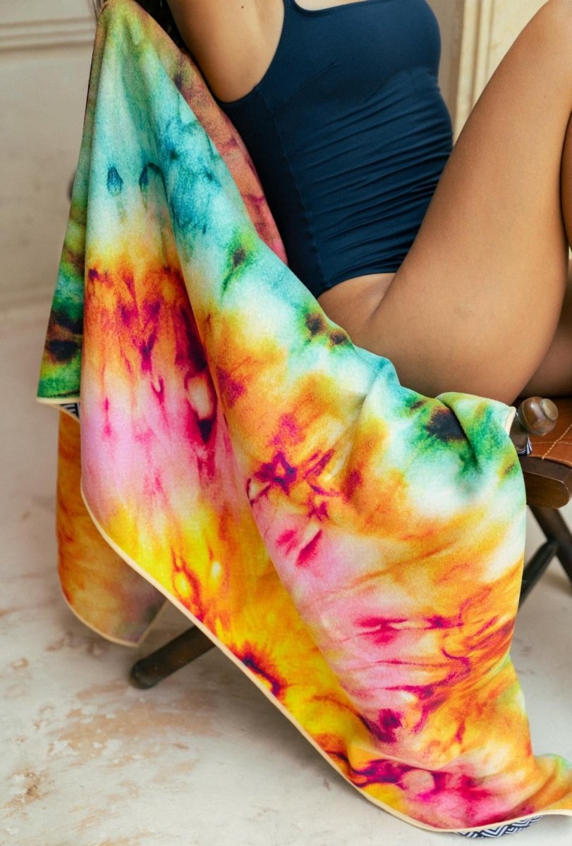 Batik Color - Schnelltrocknendes Reise - und Strandtuch mit Geheimfach - woodsandwaves.co