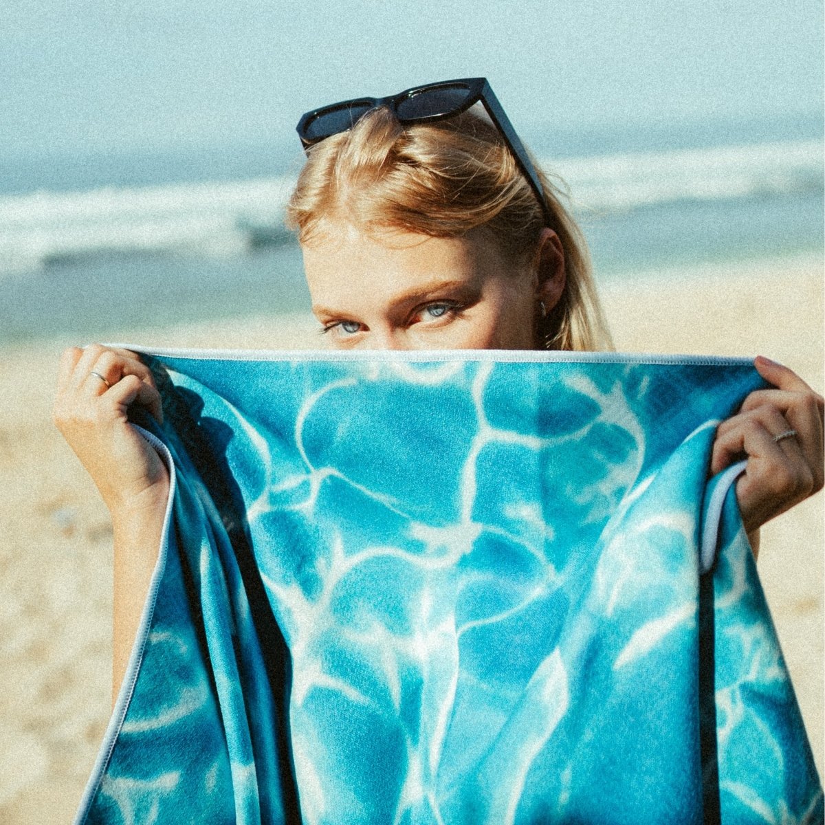 Beautiful Blue - Schnelltrocknendes Reise - und Strandtuch mit Geheimfach - woodsandwaves.co