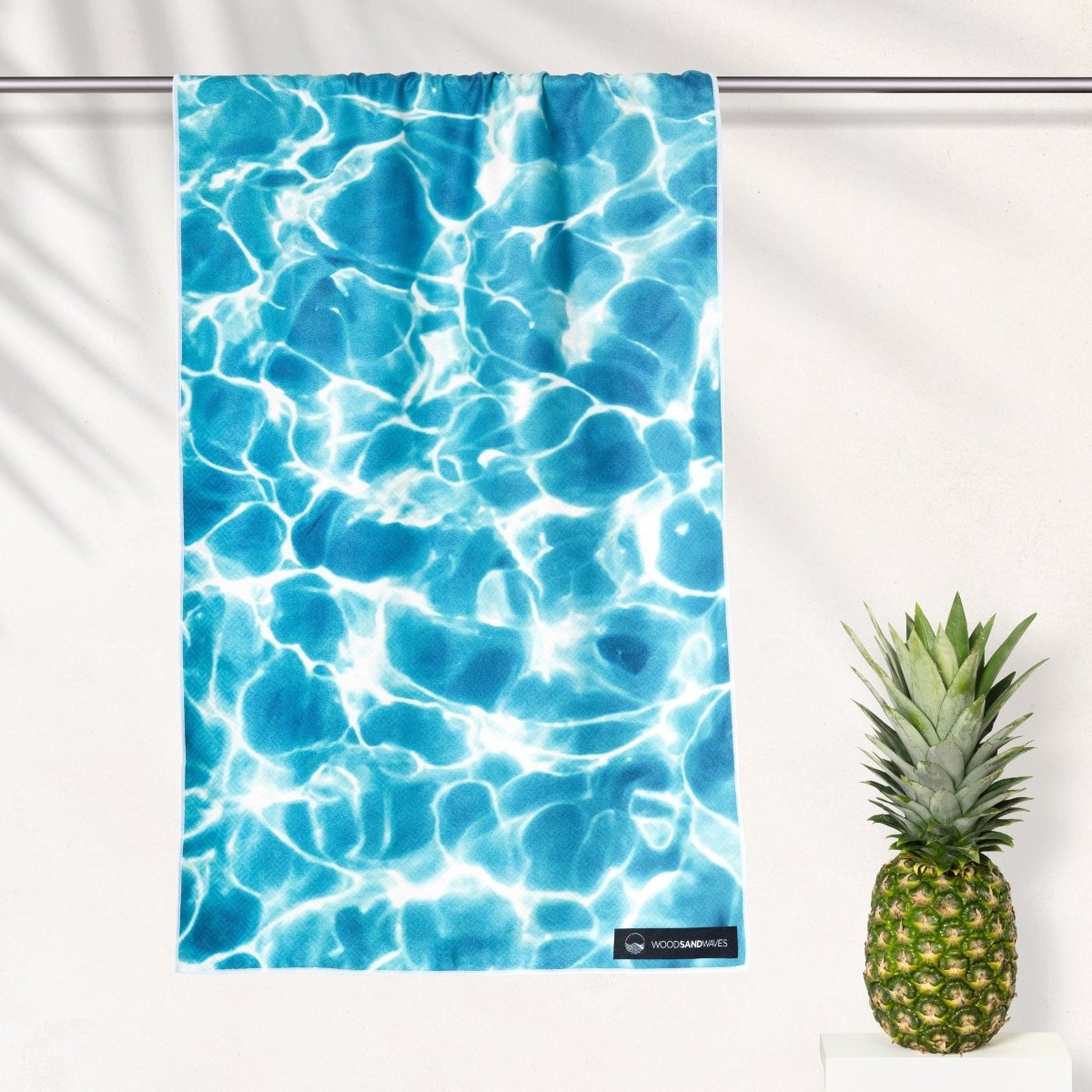 Beautiful Blue - Schnelltrocknendes Reise - und Strandtuch mit Geheimfach - woodsandwaves.co
