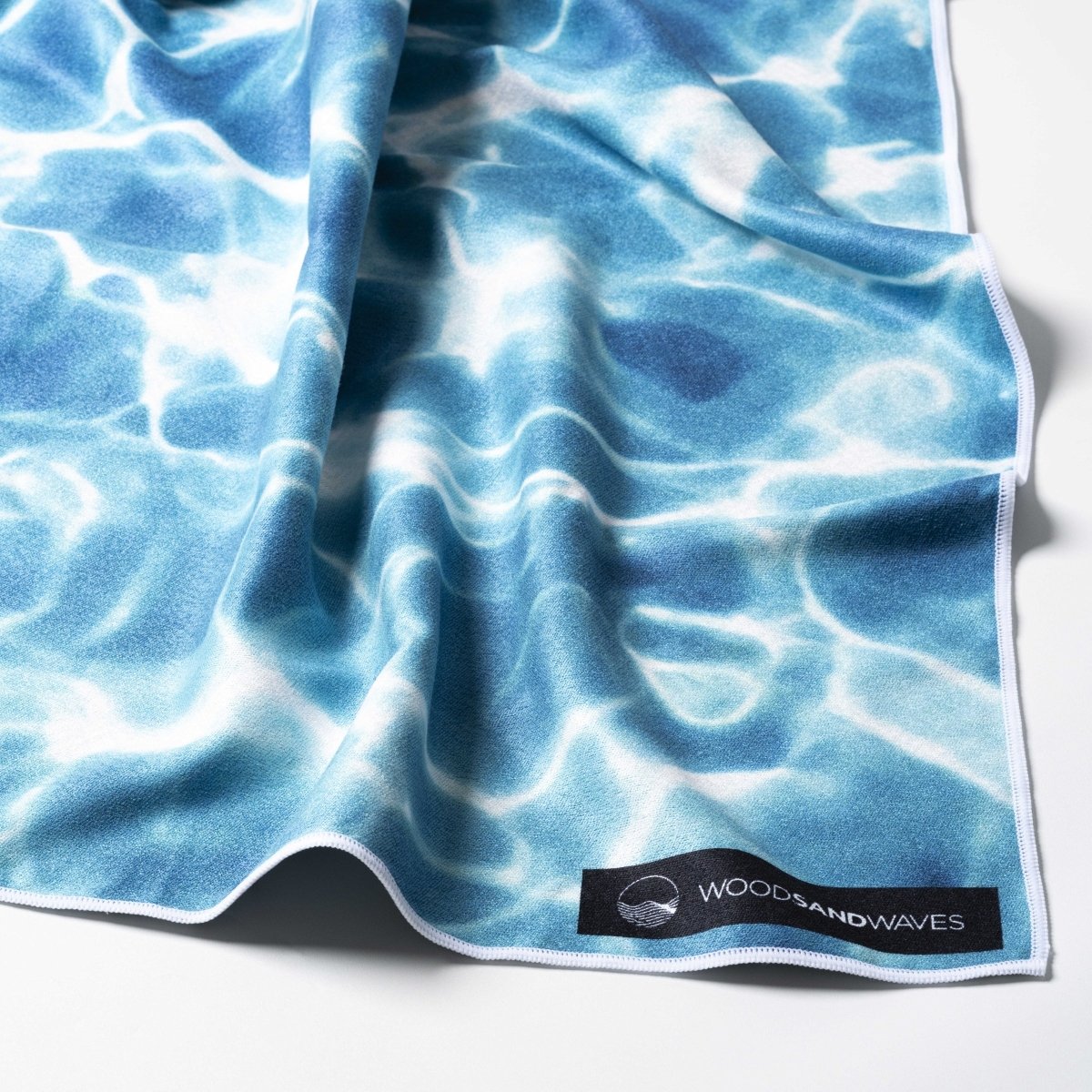 Beautiful Blue - Schnelltrocknendes Reise - und Strandtuch mit Geheimfach - woodsandwaves.co