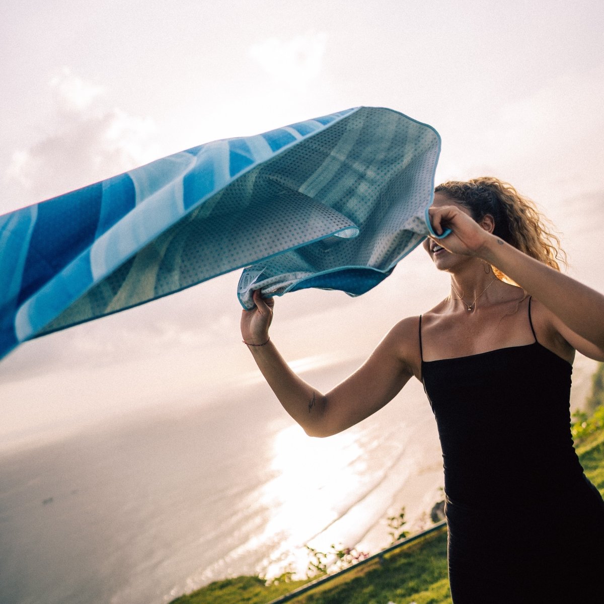 Blue Cascade - Rutschfestes Yoga - Handtuch mit Silikon - Noppen - woodsandwaves.co