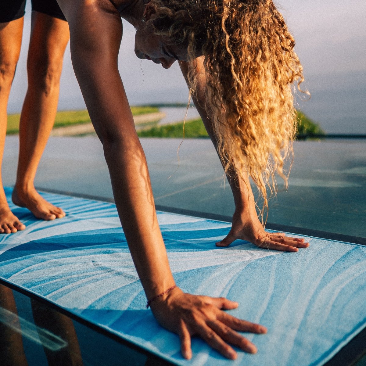 Blue Cascade - Rutschfestes Yoga - Handtuch mit Silikon - Noppen - woodsandwaves.co