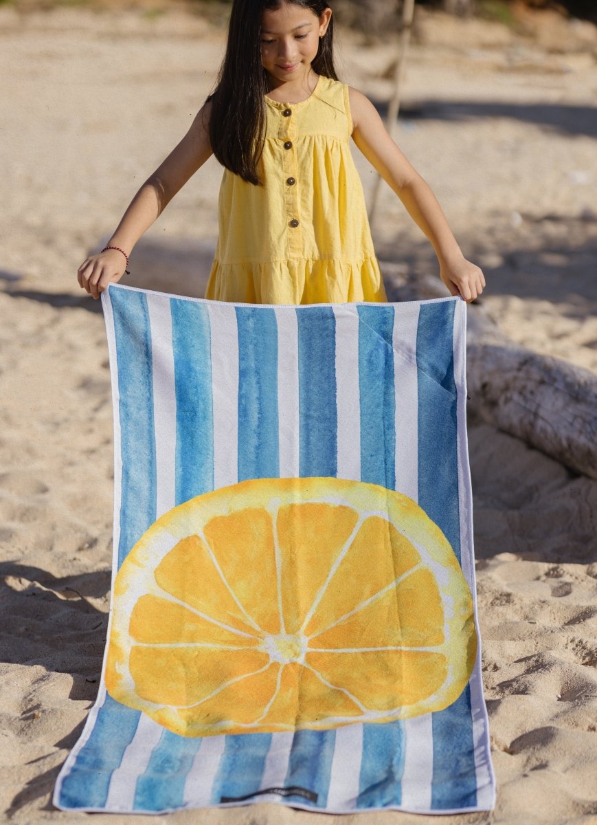 Blue & Juicy - Strandtuch für Kinder - schadstofffrei & sanft zur Haut - woodsandwaves.co