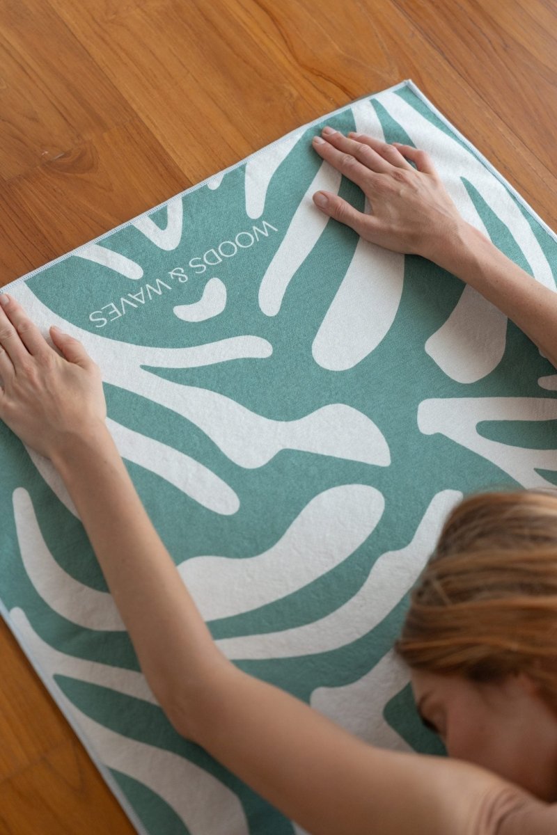 Botanic - Rutschfestes Yoga-Handtuch mit Silikon-Noppen - woodsandwaves.co