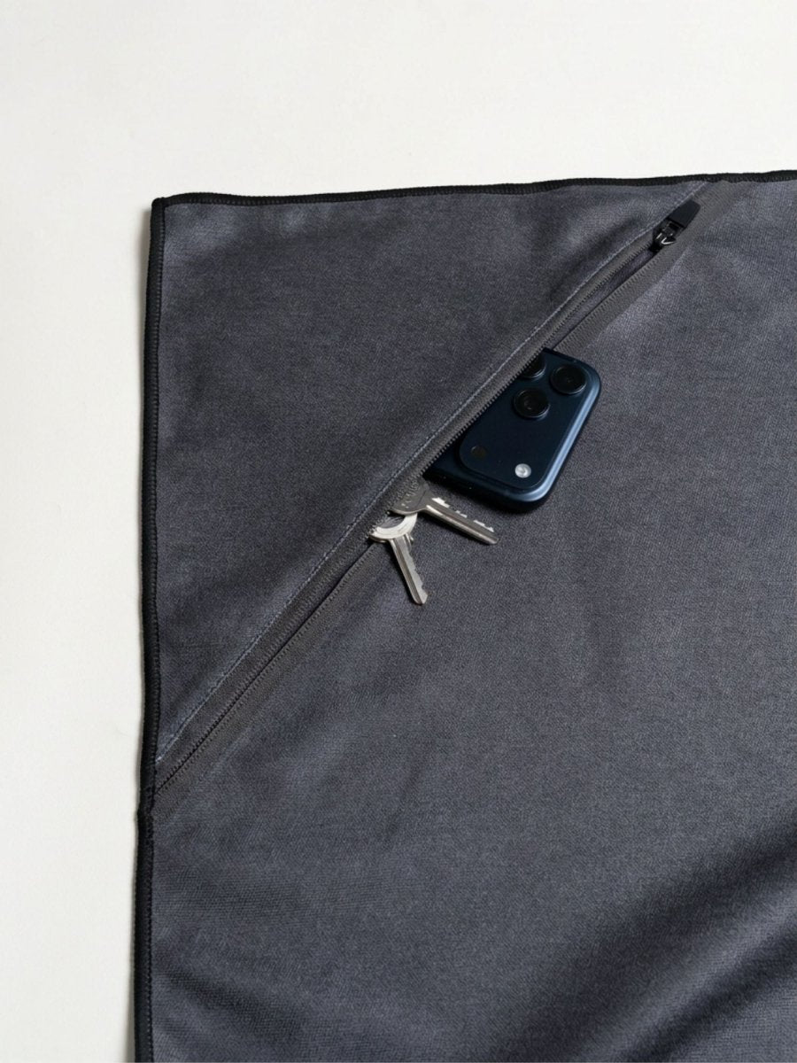 Burning Sun - Schnelltrocknendes Reise - und Strandtuch mit Geheimfach - woodsandwaves.co