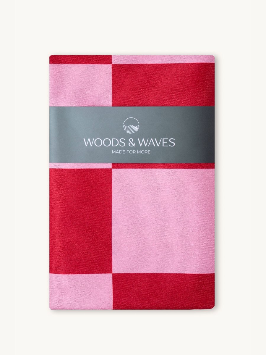 Cherry Checker - Schnelltrocknendes Reise - und Strandtuch mit Geheimfach - woodsandwaves.co