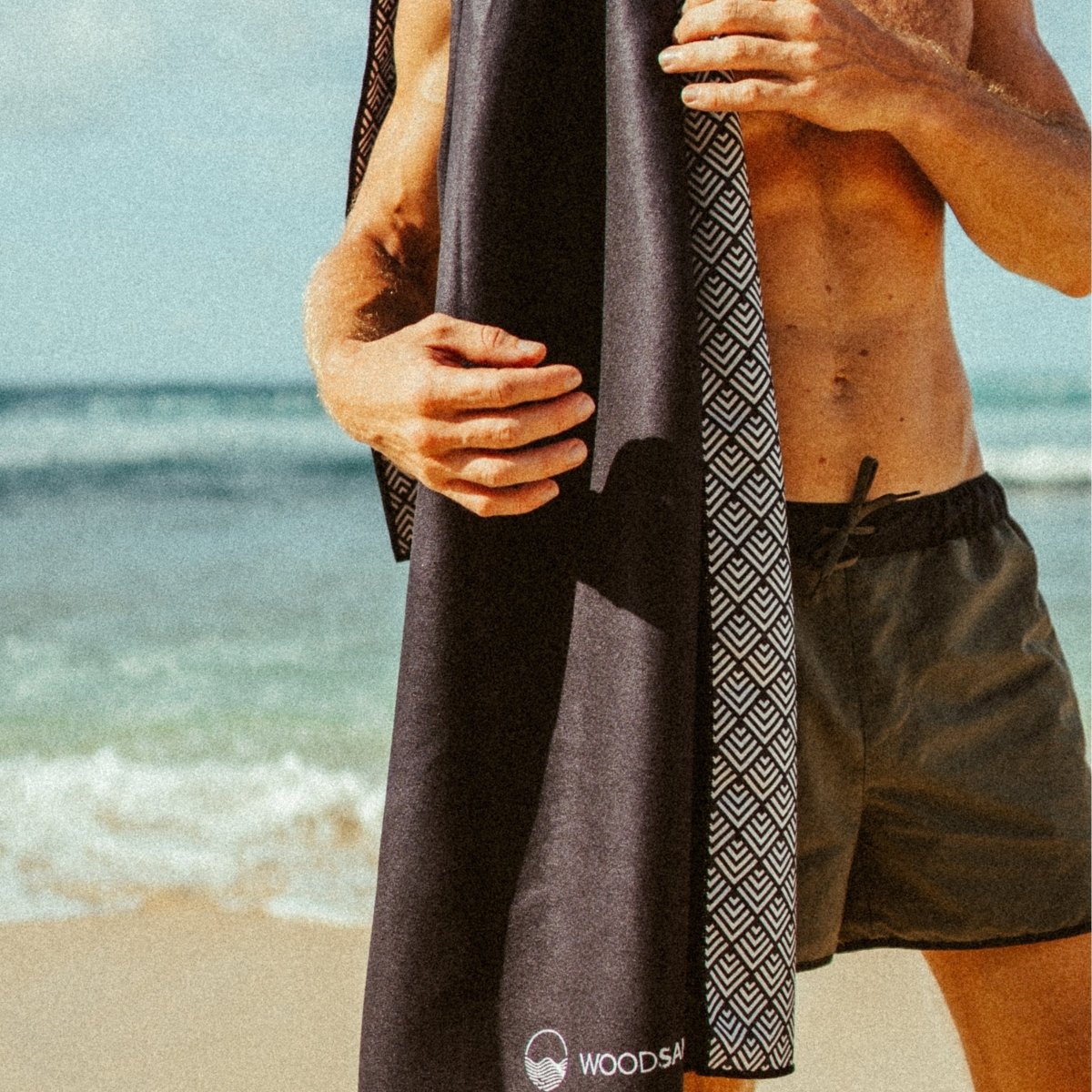 Clear Black - Schnelltrocknendes Reise - und Strandtuch mit Geheimfach - woodsandwaves.co
