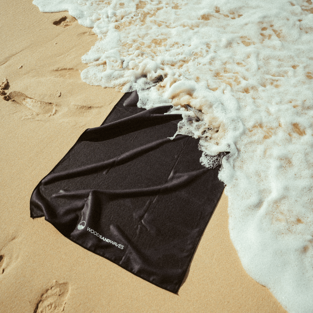Clear Black - Schnelltrocknendes Reise - und Strandtuch mit Geheimfach - woodsandwaves.co