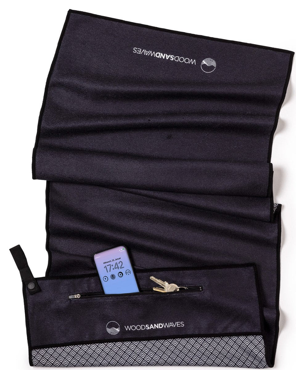 Clear Black - Sporthandtuch mit Magnet & Zipper - Tasche - woodsandwaves.co