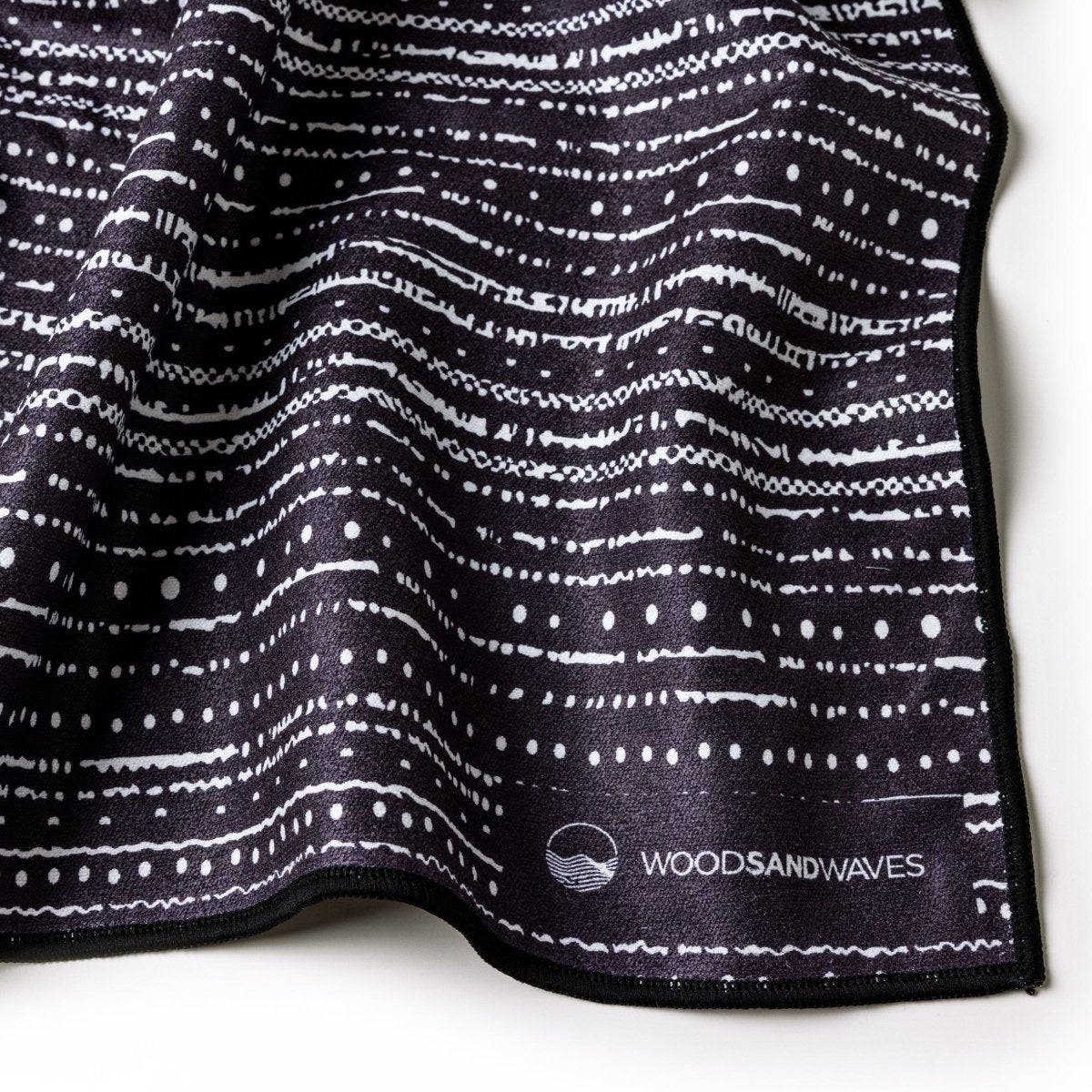 Dark Mind - Schnelltrocknendes Reise - und Strandtuch mit Geheimfach - woodsandwaves.co