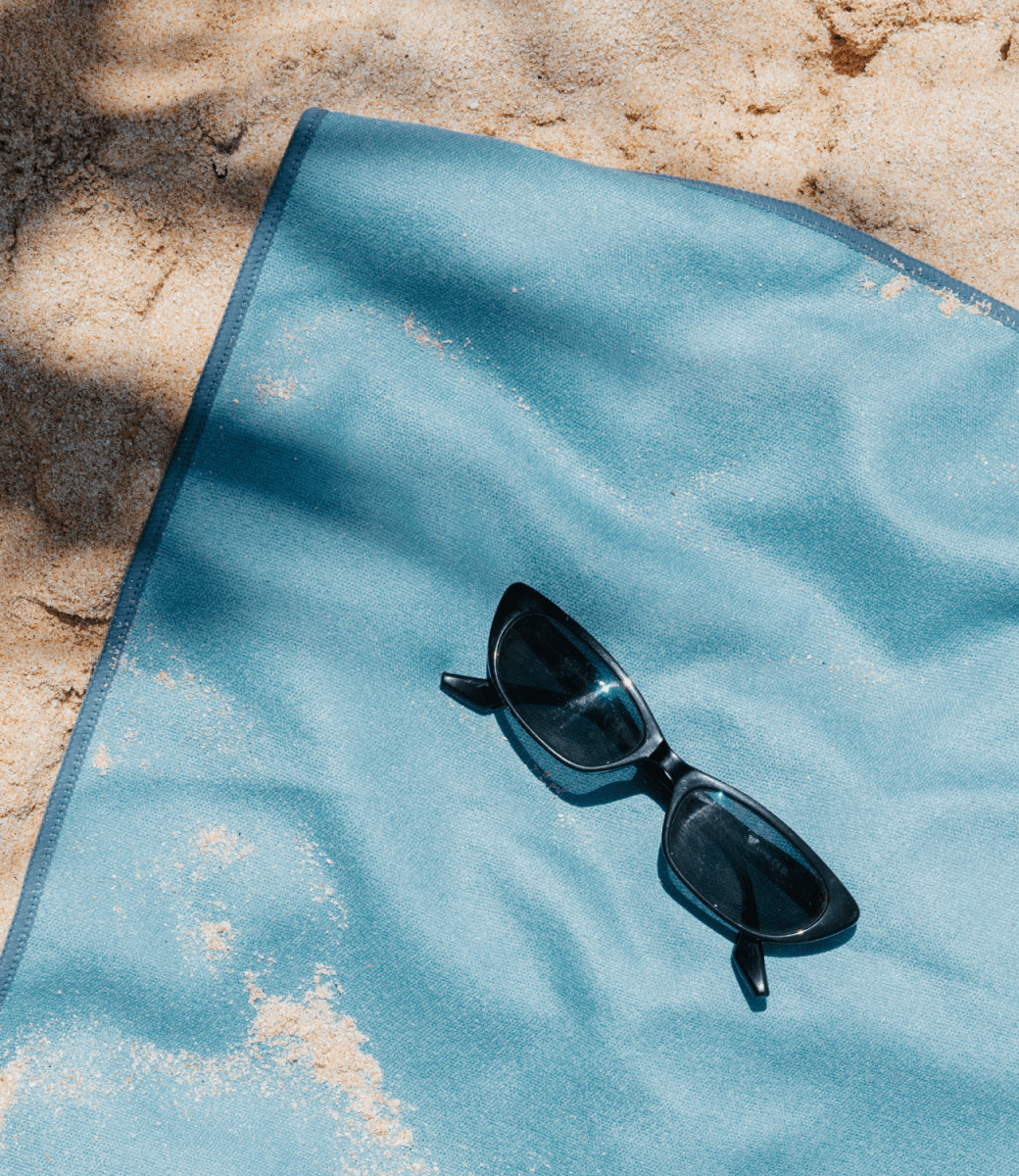 Do Not Disturb - Schnelltrocknendes Reise - und Strandtuch mit Geheimfach - woodsandwaves.co