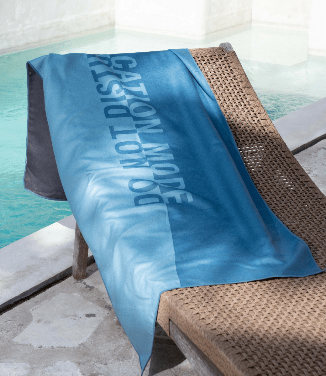 Do Not Disturb - Schnelltrocknendes Reise - und Strandtuch mit Geheimfach - woodsandwaves.co