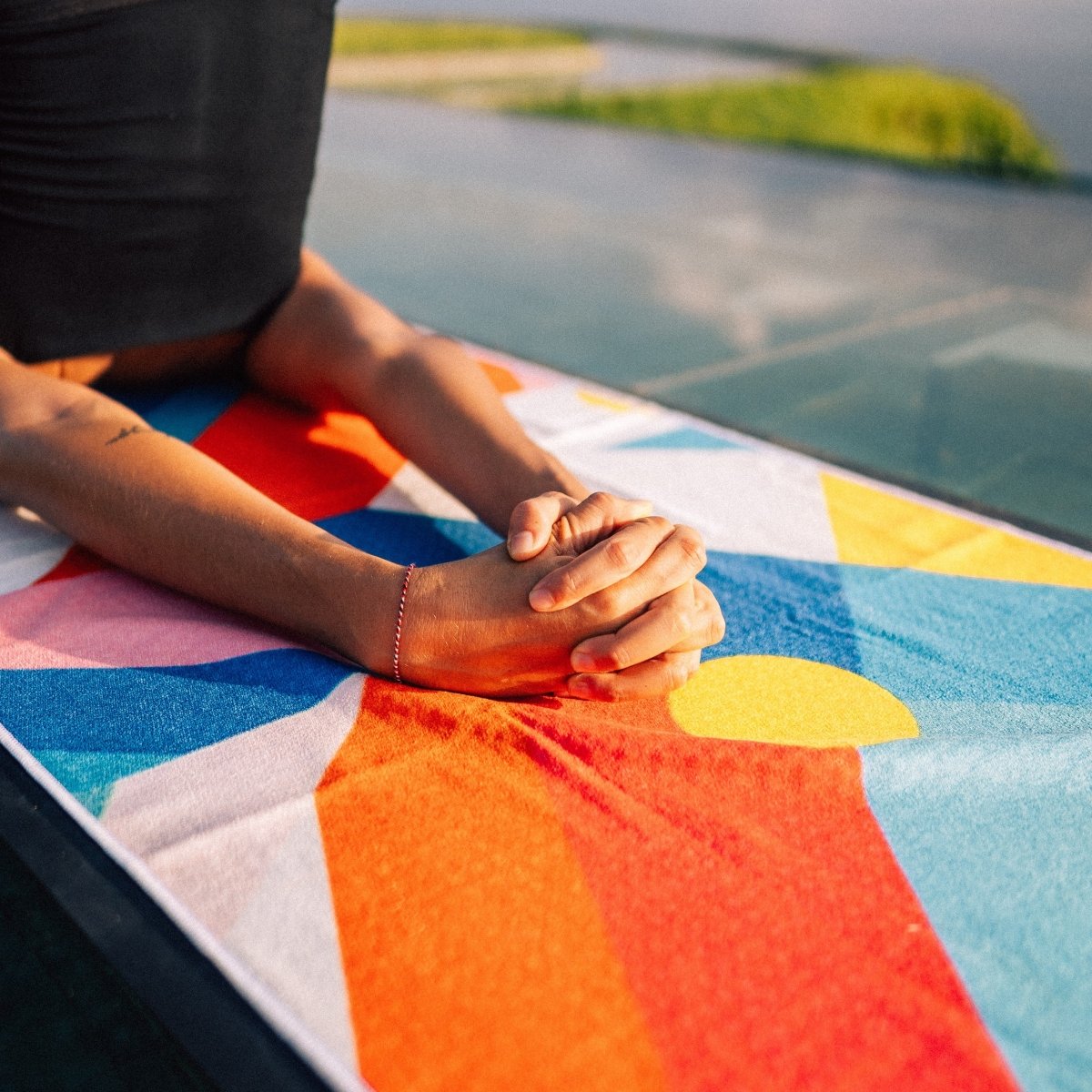 Geometric Energy - Rutschfestes Yoga - Handtuch mit Silikon - Noppen - woodsandwaves.co