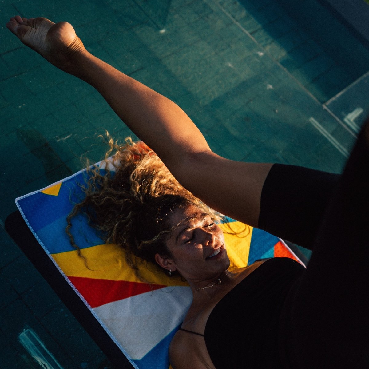 Geometric Energy - Rutschfestes Yoga - Handtuch mit Silikon - Noppen - woodsandwaves.co