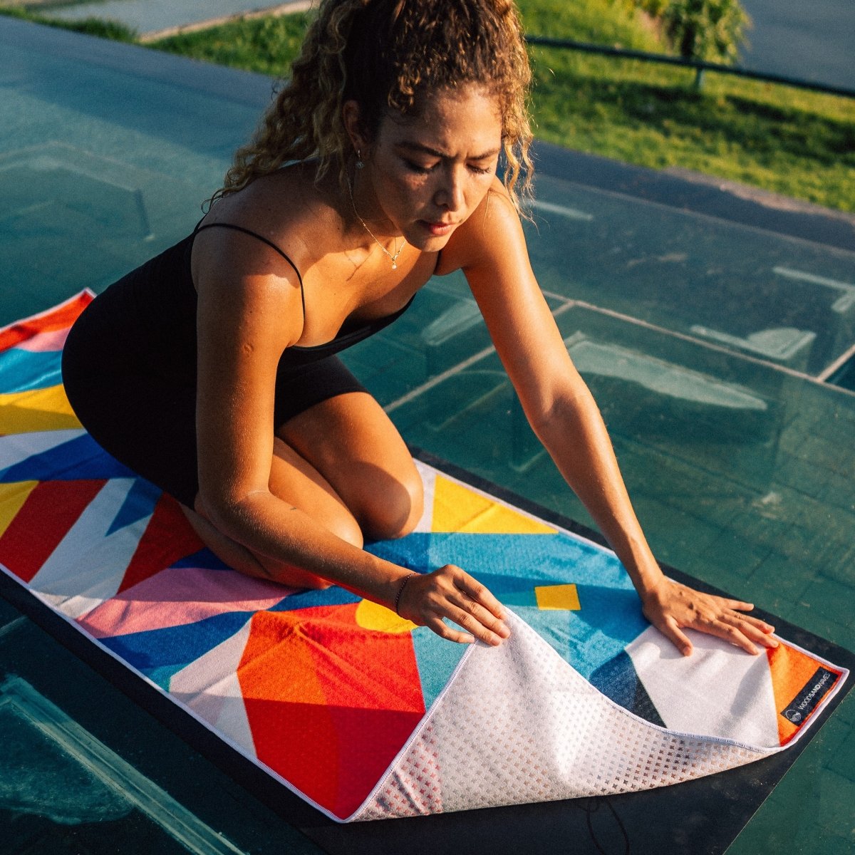 Geometric Energy - Rutschfestes Yoga - Handtuch mit Silikon - Noppen - woodsandwaves.co