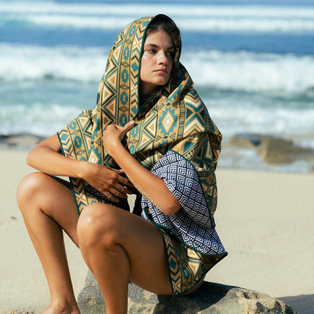 Golden Treasure - Schnelltrocknendes Reise - und Strandtuch mit Geheimfach - woodsandwaves.co
