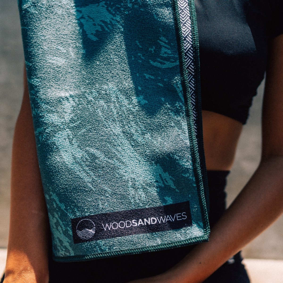 Green Energy Flow - Sporthandtuch mit Magnet & Zipper - Tasche - woodsandwaves.co