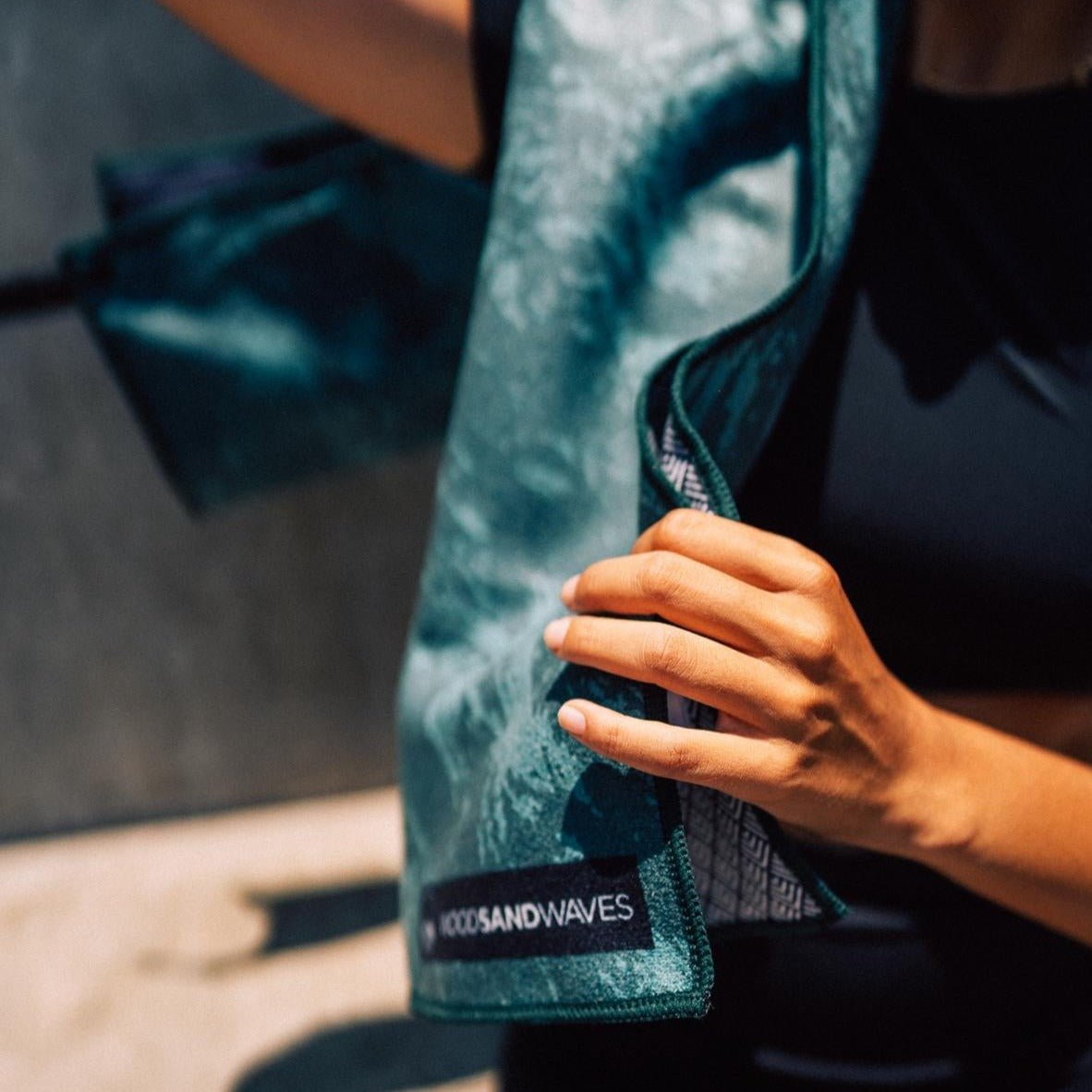 Green Energy Flow - Sporthandtuch mit Magnet & Zipper - Tasche - woodsandwaves.co