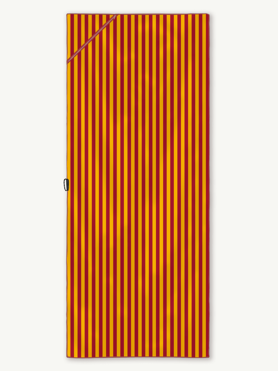 Gryffindor Strandtuch – Harry Potter x Woods & Waves – Schnelltrocknendes Strandtuch mit Geheimfach - woodsandwaves.co