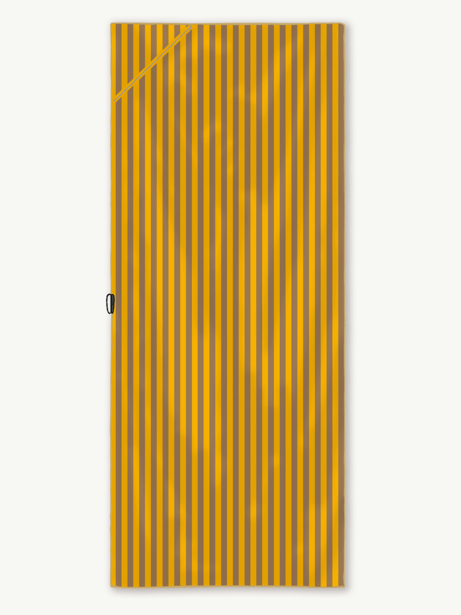 Hufflepuff Strandtuch – Harry Potter x Woods & Waves – Schnelltrocknendes Strandtuch mit Geheimfach - woodsandwaves.co