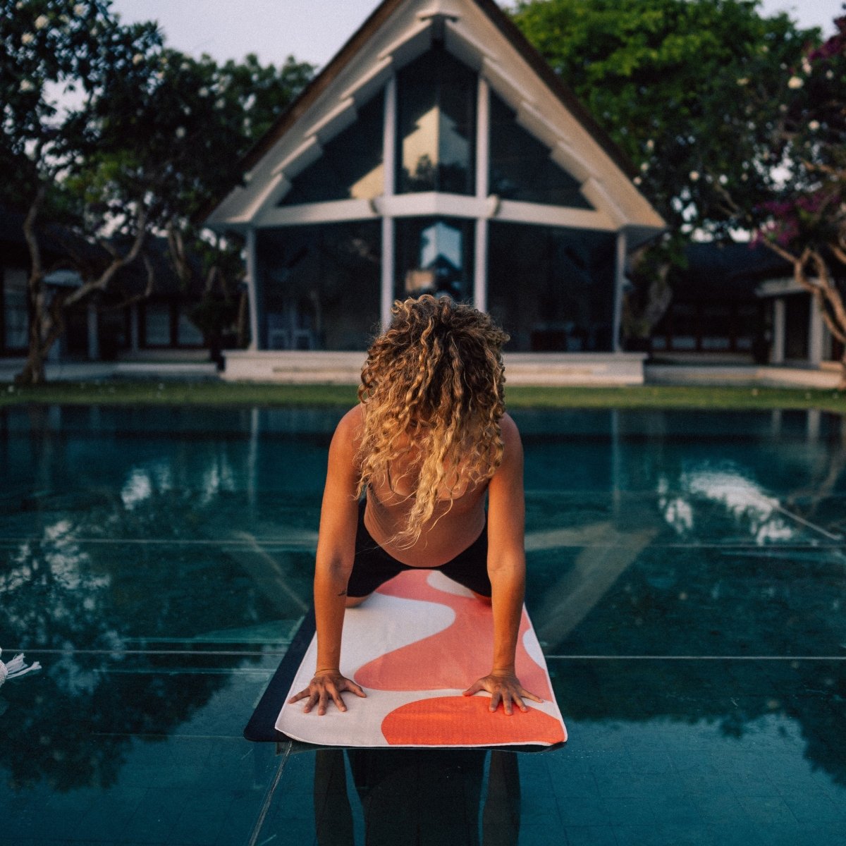 Inner Peace - Rutschfestes Yoga - Handtuch mit Silikon - Noppen - woodsandwaves.co