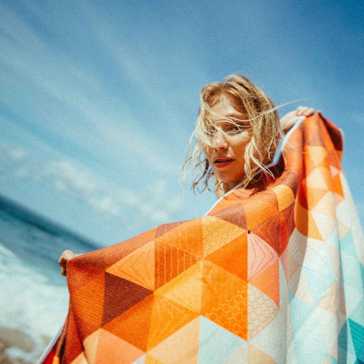 Kaleidoscope Orange - Schnelltrocknendes Reise - und Strandtuch mit Geheimfach - woodsandwaves.co