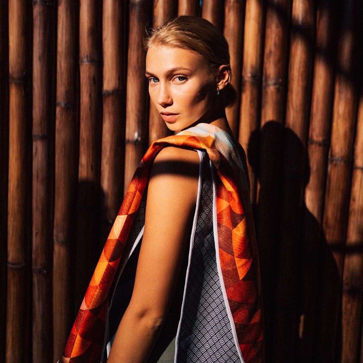 Kaleidoscope Orange - Sporthandtuch mit Magnet & Zipper - Tasche - woodsandwaves.co