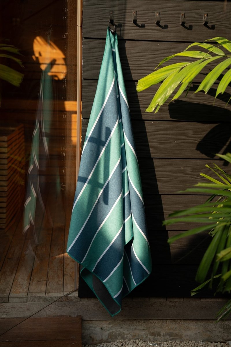 Laguna Stripes - Saunatuch aus Premium Mikrofaser (200 x 80 cm) - woodsandwaves.co