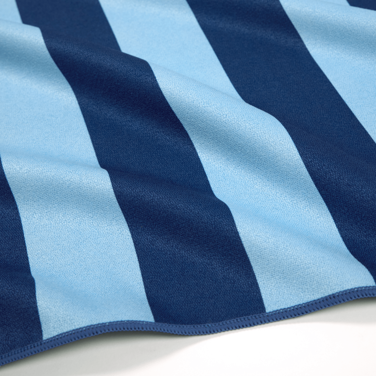 Line Up Ocean - Duschhandtuch aus Premium Mikrofaser - angenehm auf der Haut - woodsandwaves.co