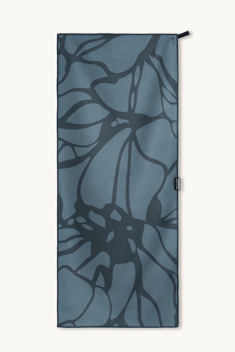 Midnight Bloom - Sporthandtuch mit Magnet & Zipper-Tasche - woodsandwaves.co