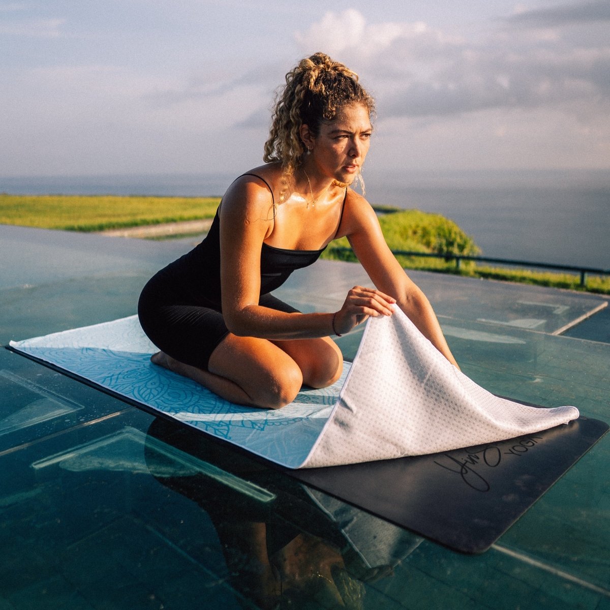 Mystic Mandala - Rutschfestes Yoga - Handtuch mit Silikon - Noppen - woodsandwaves.co