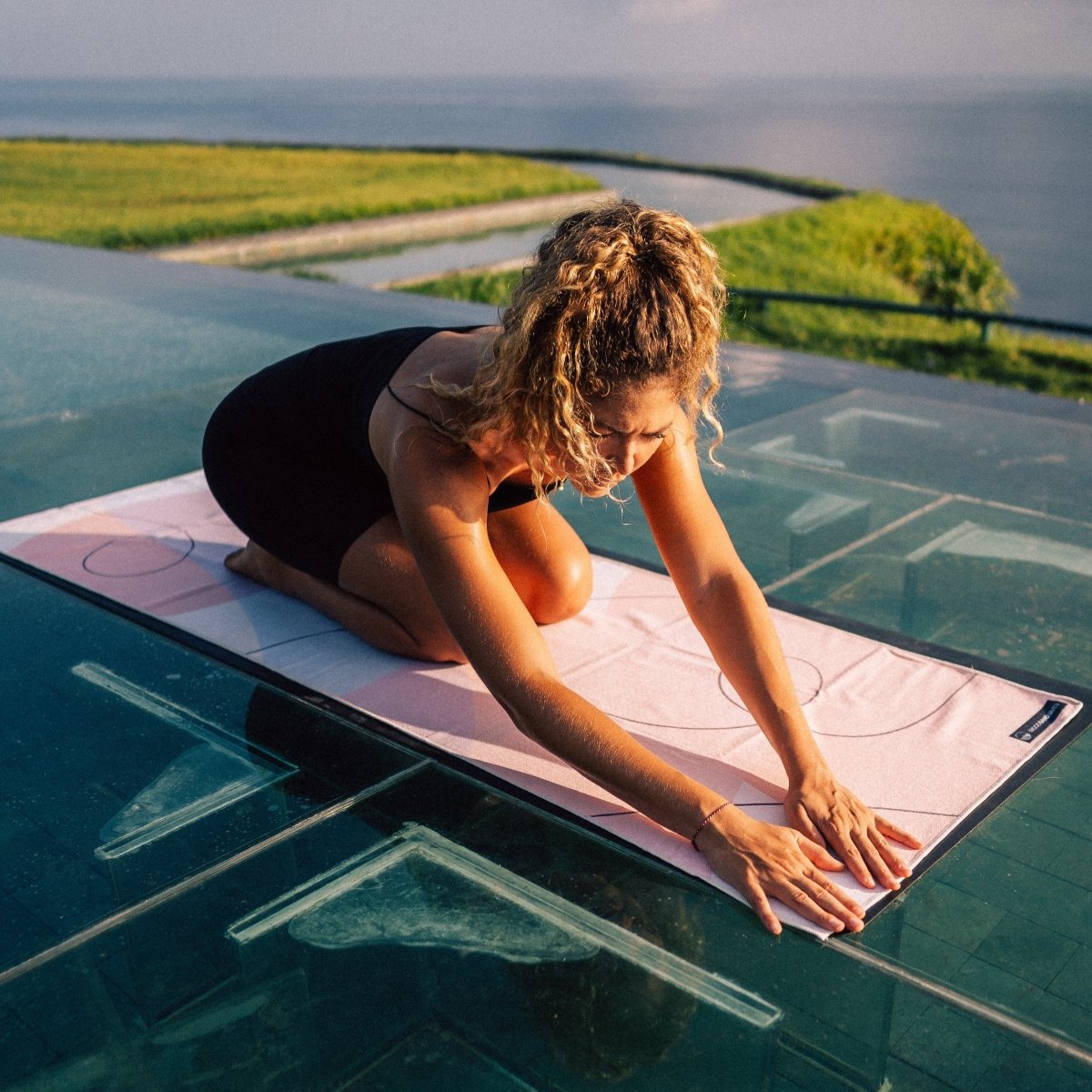 Patient Path – Rutschfestes Yoga-Handtuch mit Silikon-Noppen auf der Matte – Woods & Waves #hero