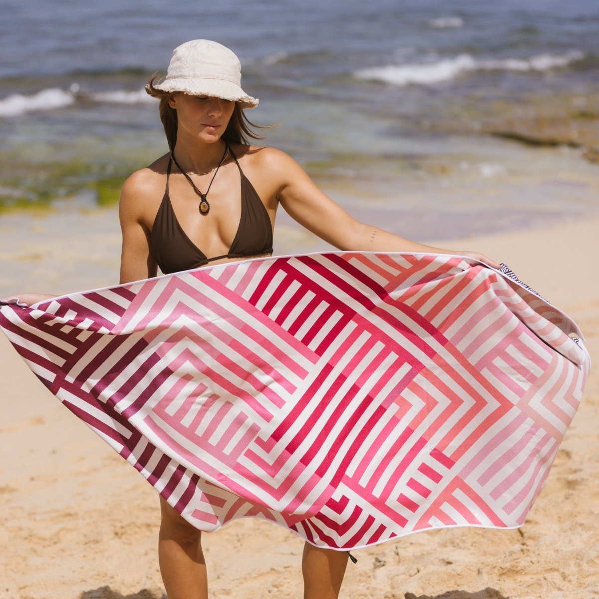 Pink Relaxation - Schnelltrocknendes Reise - und Strandtuch mit Geheimfach - woodsandwaves.co