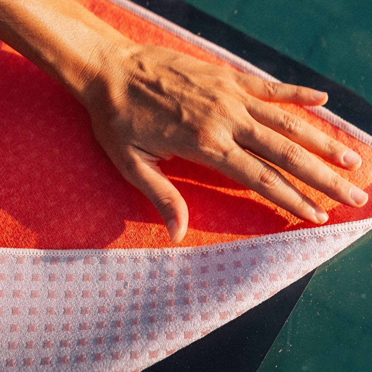 Red Horizon - Rutschfestes Yoga - Handtuch mit Silikon - Noppen - woodsandwaves.co