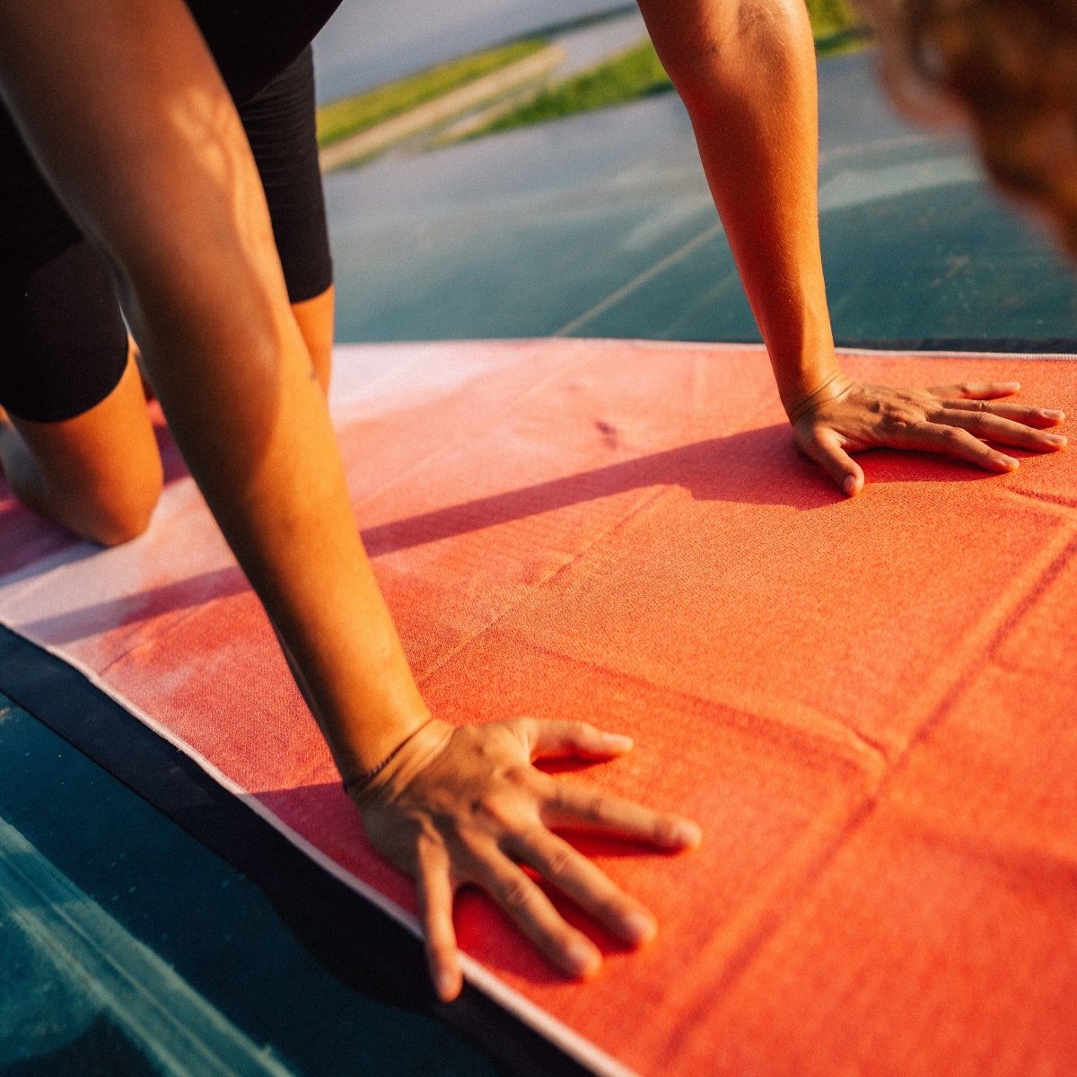 Red Horizon - Rutschfestes Yoga - Handtuch mit Silikon - Noppen - woodsandwaves.co